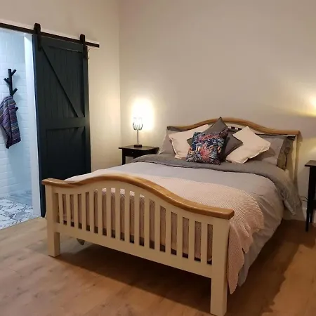 Lovely 2-bed Farm With Views Nyaraló Camp