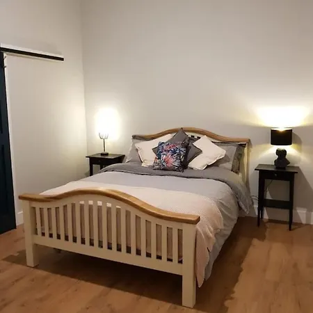 Lovely 2-bed Farm With Views Camp