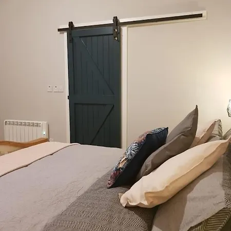 Lovely 2-bed Farm With Views Nyaraló *