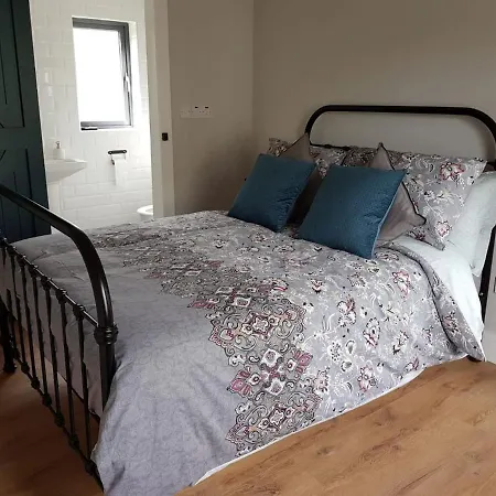 Lovely 2-bed Farm With Views Nyaraló Camp